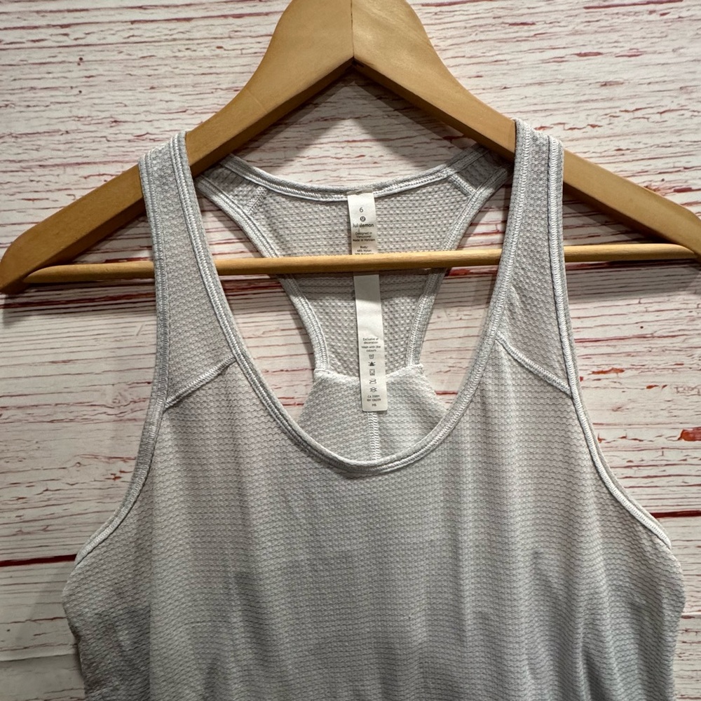 Lululemon Essential Tank Scallop Texture in Heathered White Sz 6 - Picture 5 of 10